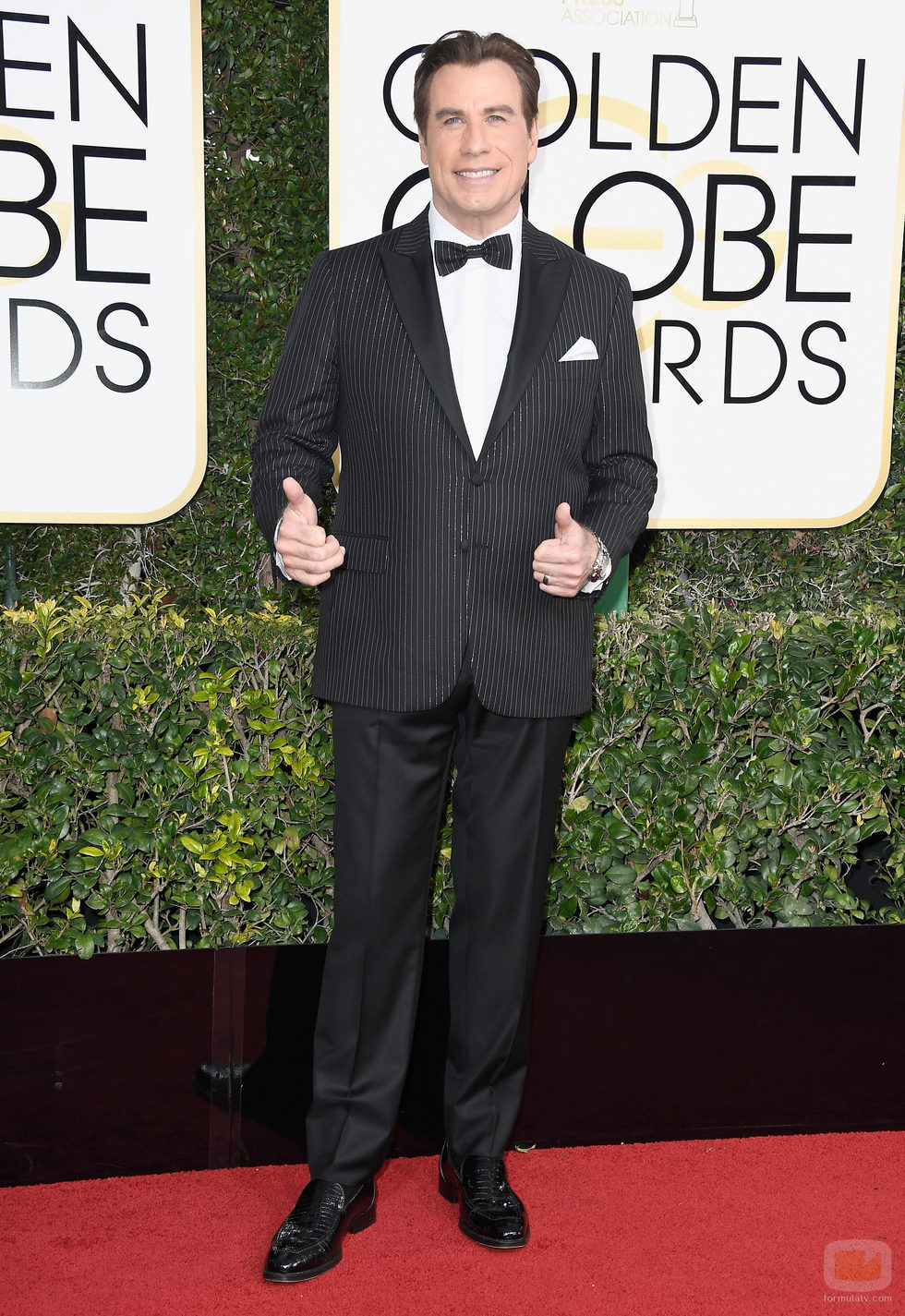 John Travolta, nominado por 'American Crime Story', posa en la Alfombra Roja de la 74ª edición de los Globos de Oro 