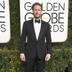 Luke Bracey posa en la Alfombra Roja de la 74ª edición de los Globos de Oro 