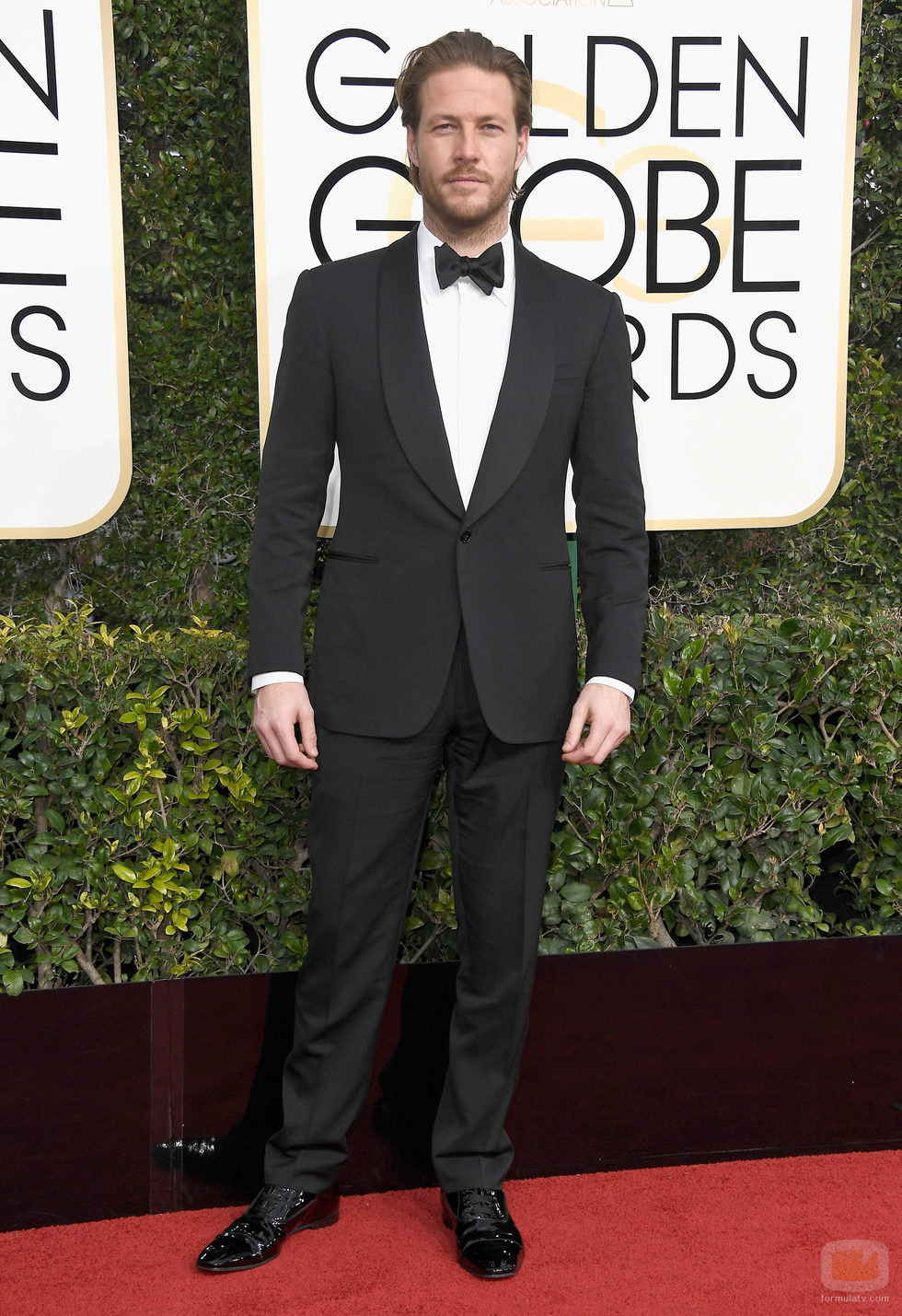 Luke Bracey posa en la Alfombra Roja de la 74ª edición de los Globos de Oro