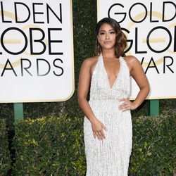 Gina Rodriguez, nominada por 'Jane the Virgin', en la Alfombra Roja de la 74ª edición de los Globos de Oro