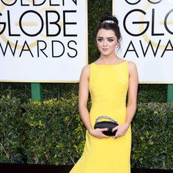 Maisie Williams ('Juego de Tronos') en la Alfombra Roja de la 74ª edición de los Globos de Oro