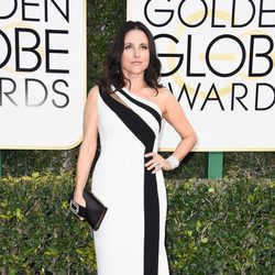 Julia Louis-Dreyfus, nominada por 'Veep', en la Alfombra Roja de la 74ª edición de los Globos de Oro