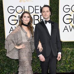 Keri Russel y Matthew Rhys ('The Americans'), en la Alfombra Roja de la 74ª edición de los Globos de Oro