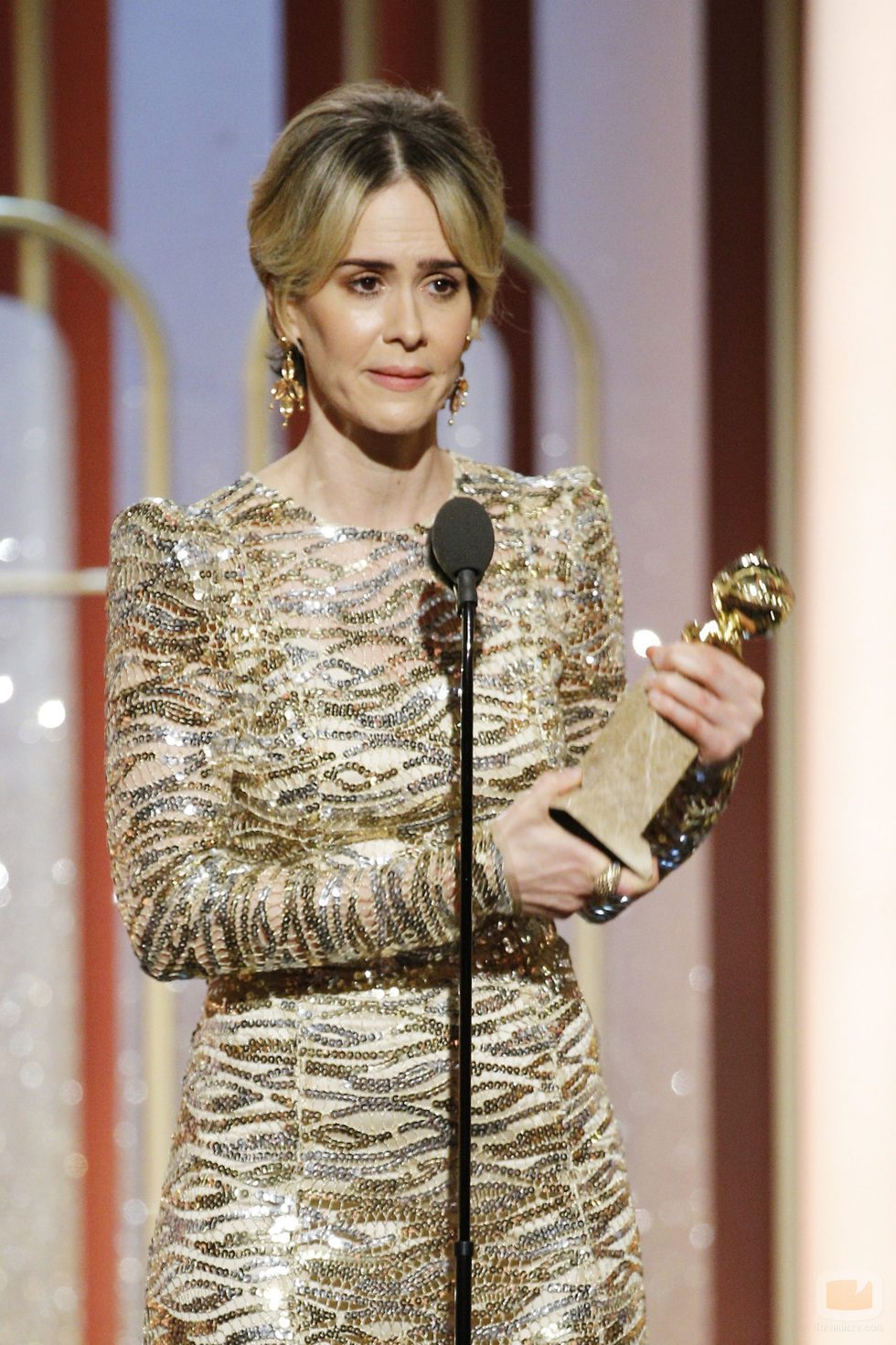 Sarah Paulson recoge el Globo de Oro 2017 por 'American Crime Story'