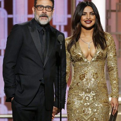 Los actores Jeffrey Dean Morgan y Priyanka Chopra durante la Gala de los Globos de Oro 2017