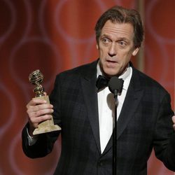 Hugh Laurie recoge su Globo de Oro que le acredita como Mejor actor secundario por 'The Night Manager'