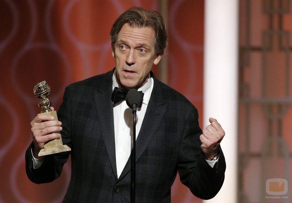 Hugh Laurie recoge su Globo de Oro que le acredita como Mejor actor secundario por 'The Night Manager'