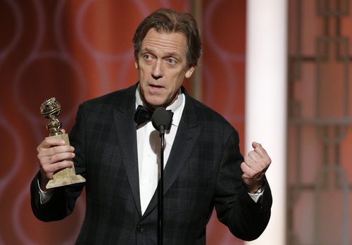 Hugh Laurie recoge su Globo de Oro que le acredita como Mejor actor secundario por 'The Night Manager'
