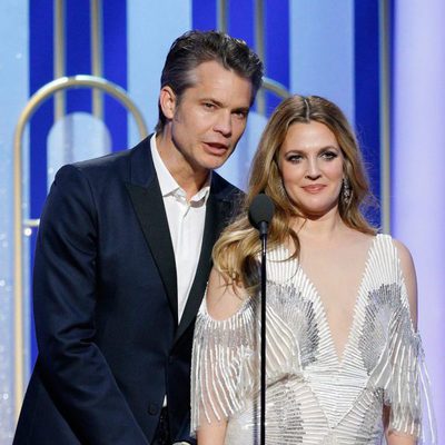 Timothy Olyphant y Drew Barrymore de 'Santa Clarita Diet' durante la gala de los Globos de Oro 2017