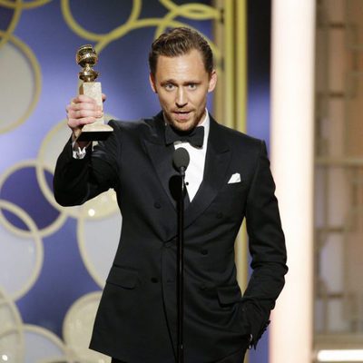 Tom Hiddleston con el Globo de Oro 2017 a Mejor actor de miniserie por su papel en 'El infilitrado'