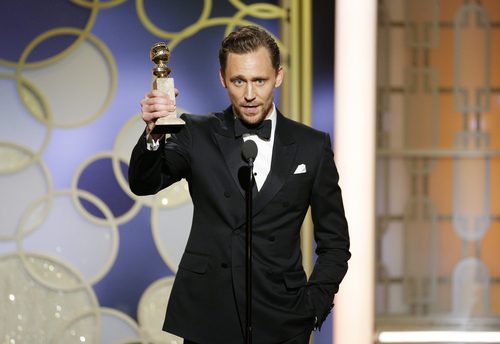 Tom Hiddleston con el Globo de Oro 2017 a Mejor actor de miniserie por su papel en 'El infilitrado'