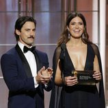 Milo Ventimiglia y Mandy Moore en la gala de los Globos de Oro 2017