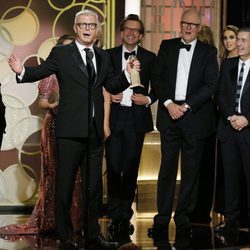 El reparto de 'The Crown' recoge el Globo de Oro 2017 a Mejor serie de drama