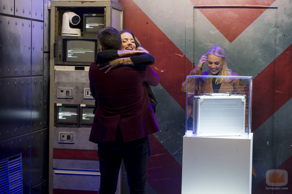 Alyson Eckmann saluda a Toño Sanchís en la primera gala de 'GH VIP 5'