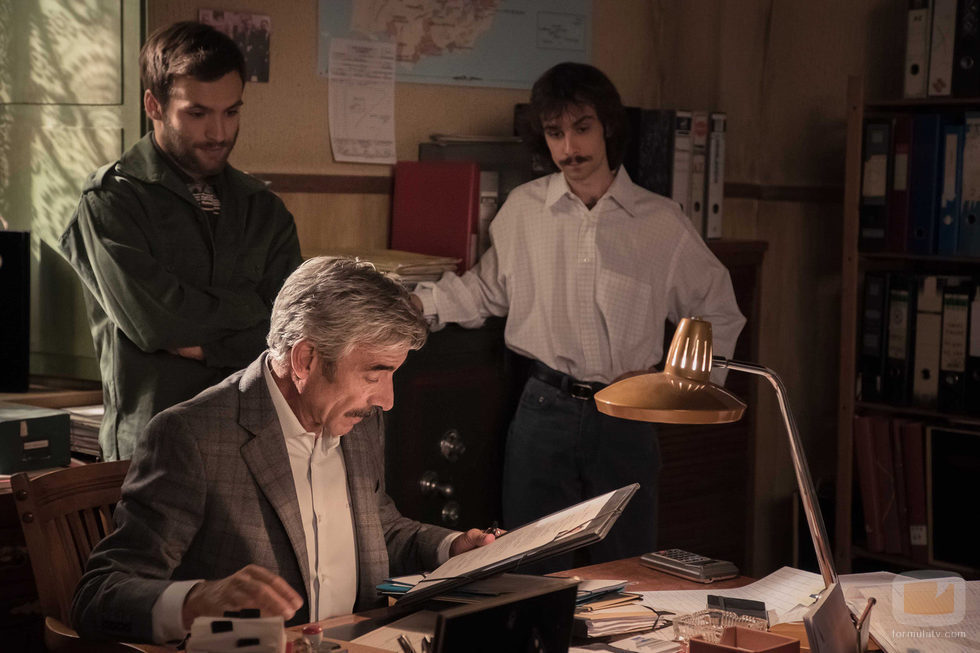 Imanol Arias, Ricardo Gómez y Manuel Dios en el primer episodio de la 18º temporada de 'Cuéntame cómo pasó'