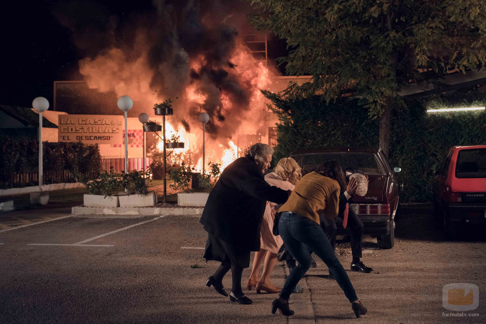La familia Alcántara huye de una explosión en el primer capítulo de la temporada 18 de 'Cuéntame cómo pasó'
