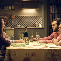 Ricardo Gómez y Elena Rivera durante una comida en el primer episodio de la 18º temporada de 'Cuéntame cómo pasó'