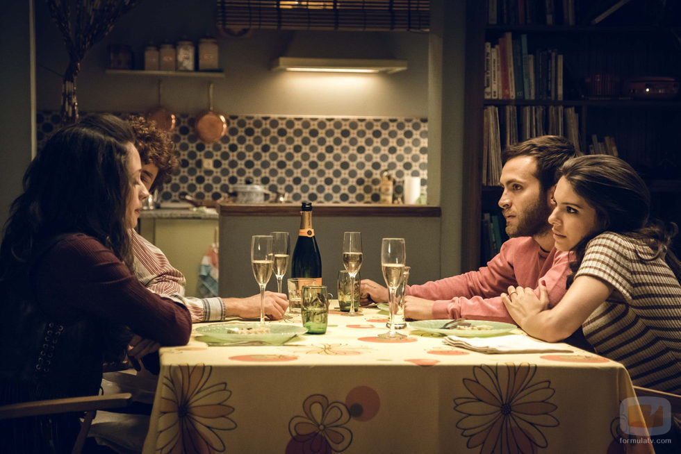 Ricardo Gómez y Elena Rivera durante una comida en el primer episodio de la 18º temporada de 'Cuéntame cómo pasó'