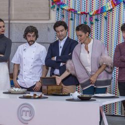 El chef Diego Guerrero junto con el jurado y la presentadora en la final de 'MasterChef Junior'