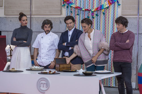 El chef Diego Guerrero junto con el jurado y la presentadora en la final de 'MasterChef Junior'