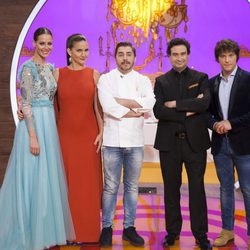 El jurado y la presentadora de 'MasterChef Junior' junto con el chef Jordi Roca en la final del programa