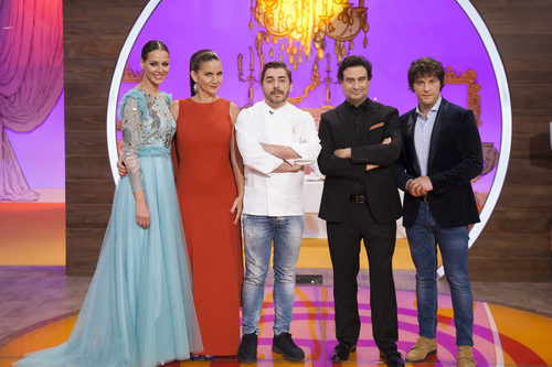 El jurado y la presentadora de 'MasterChef Junior' junto con el chef Jordi Roca en la final del programa