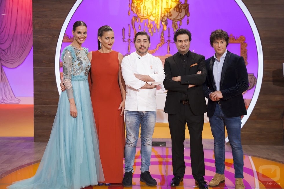 El jurado y la presentadora de 'MasterChef Junior' junto con el chef Jordi Roca en la final del programa