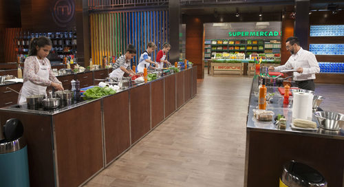 El chef Quique Dacosta junto con los finalistas de 'MasterChef Junior'