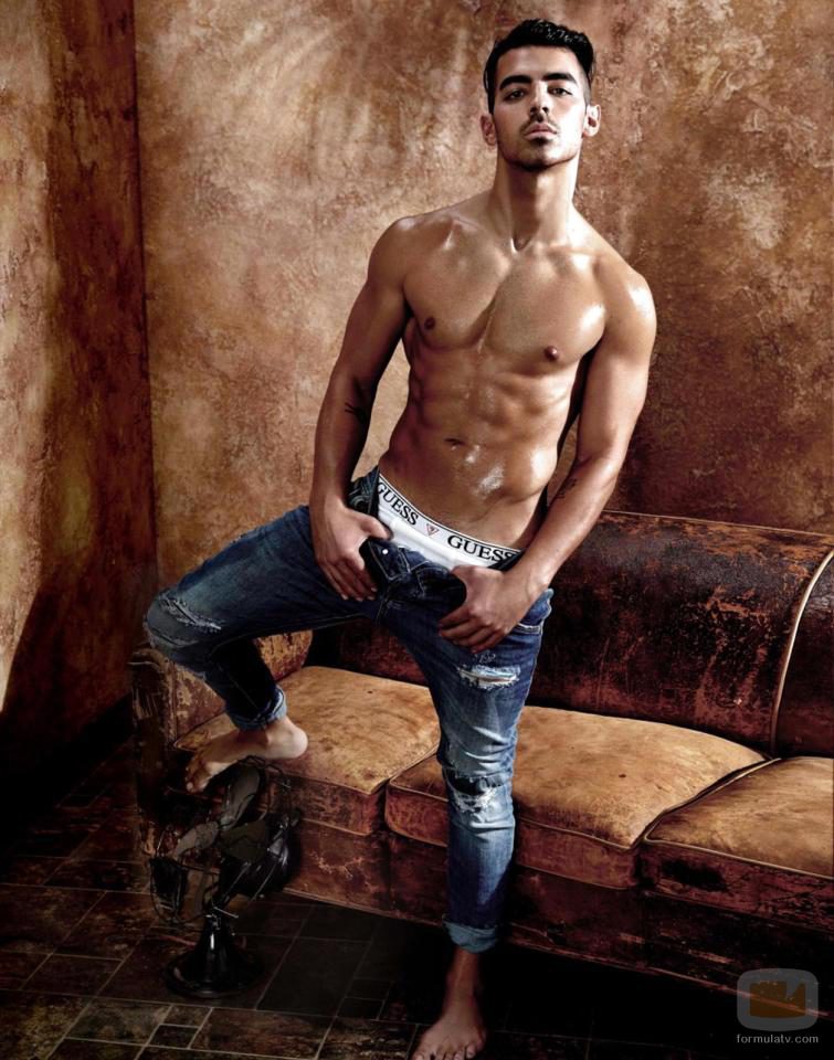 Joe Jonas posa desnudo para la nueva campaña de Guess
