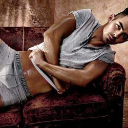 Joe Jonas se quita la camiseta para la firma Guess