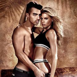Joe Jonas y la modelo Charlotte McKinney, pura complicidad en la campaña de Guess