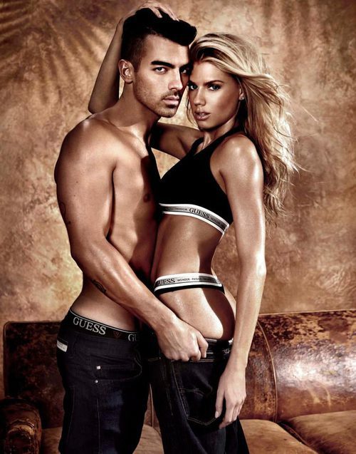 Joe Jonas y la modelo Charlotte McKinney, pura complicidad en la campaña de Guess
