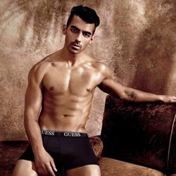 Joe Jonas luce abdominales para Guess