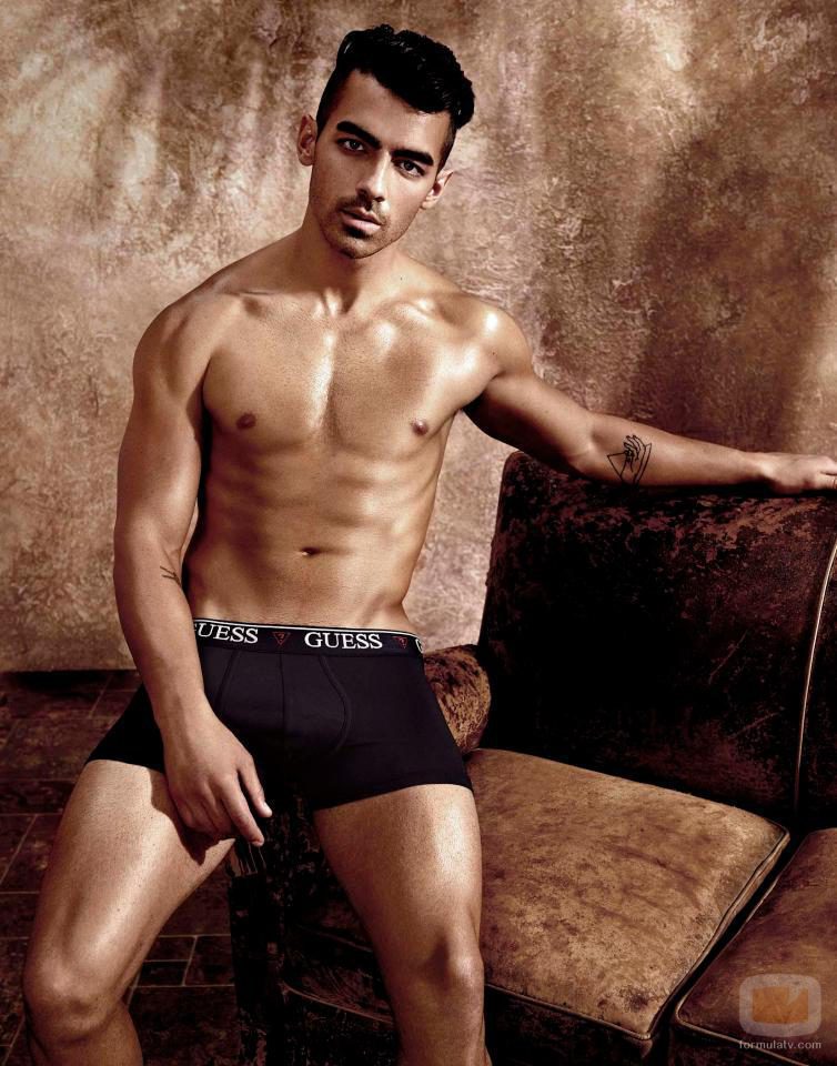 Joe Jonas luce abdominales para Guess