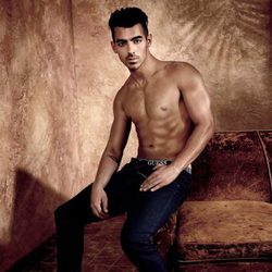 El actor y cantante Joe Jonas, muy relajado en una sesión de fotos para Guess