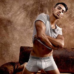 Joe Jonas se quita toda la ropa para la nueva campaña de Guess