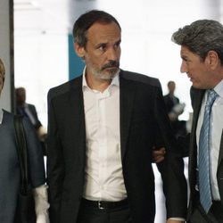 Blanca Portillo, Francesc Garrido y Antonio Dechent en el primer capítulo de 'Sé quién eres'