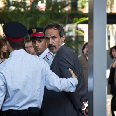 Juan Elías (Francesc Garrido) arrestado en 'Sé quién eres'