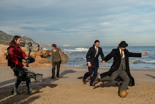 Hugo Silva jugando con un balón en el rodaje de 'El Ministerio del Tiempo' en Peñíscola