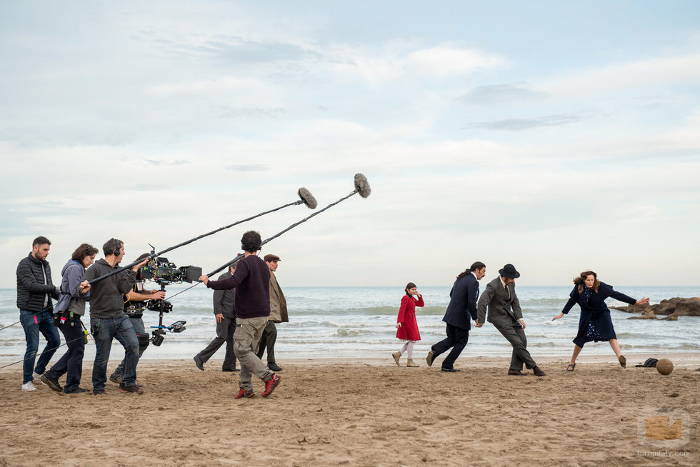 Los actores de 'El Ministerio del Tiempo' en el rodaje de una escena en las playas de Peñíscola