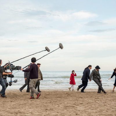 Los actores de 'El Ministerio del Tiempo' en el rodaje de una escena en las playas de Peñíscola