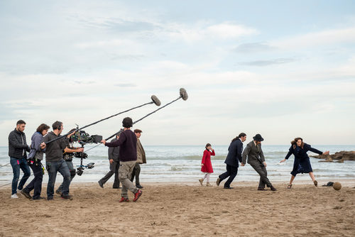 Los actores de 'El Ministerio del Tiempo' en el rodaje de una escena en las playas de Peñíscola