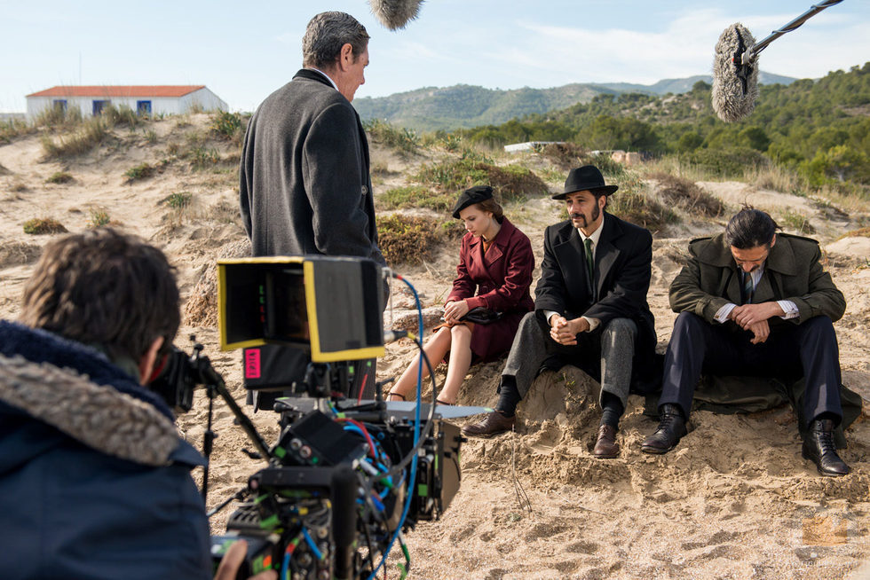 Hugo Silva, Aura Garrido y Nacho Fresneda en el rodaje de 'El Ministerio del Tiempo' en Peñíscola