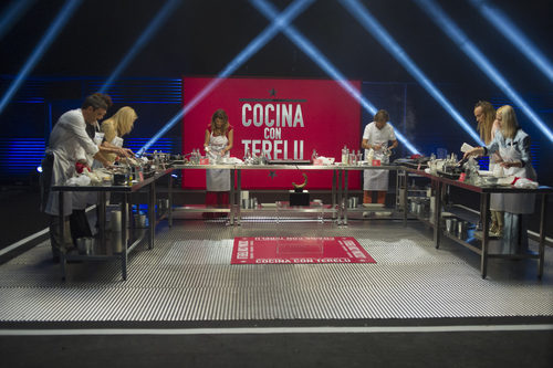 El equipo blanco cocina durante la segunda gala de 'Gran Hermano VIP'