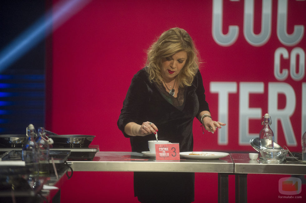 Terelu cocina durante la segunda gala de 'Gran Hermano VIP'