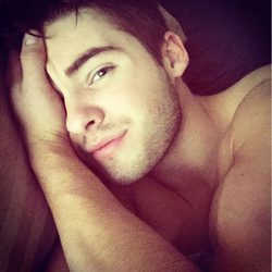 Cody Christian posa ligero de ropa