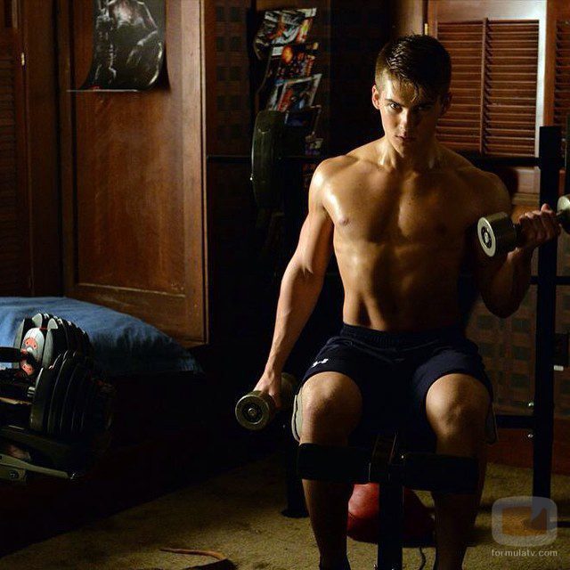 Cody Christian, con el torso desnudo, trabaja su musculatura