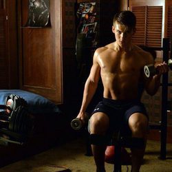 Cody Christian, con el torso desnudo, trabaja su musculatura