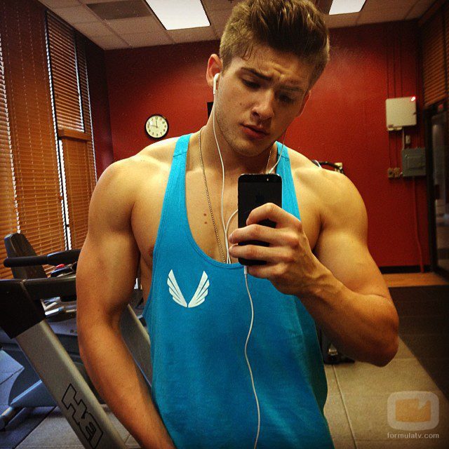 Cody Christian, muestra sus enormes bíceps, en selfie de Instagram