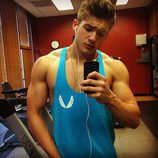 Cody Christian, muestra sus enormes bíceps, en selfie de Instagram